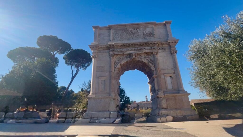 Ruínas do Arco de Tito no Fórum Romano em Roma