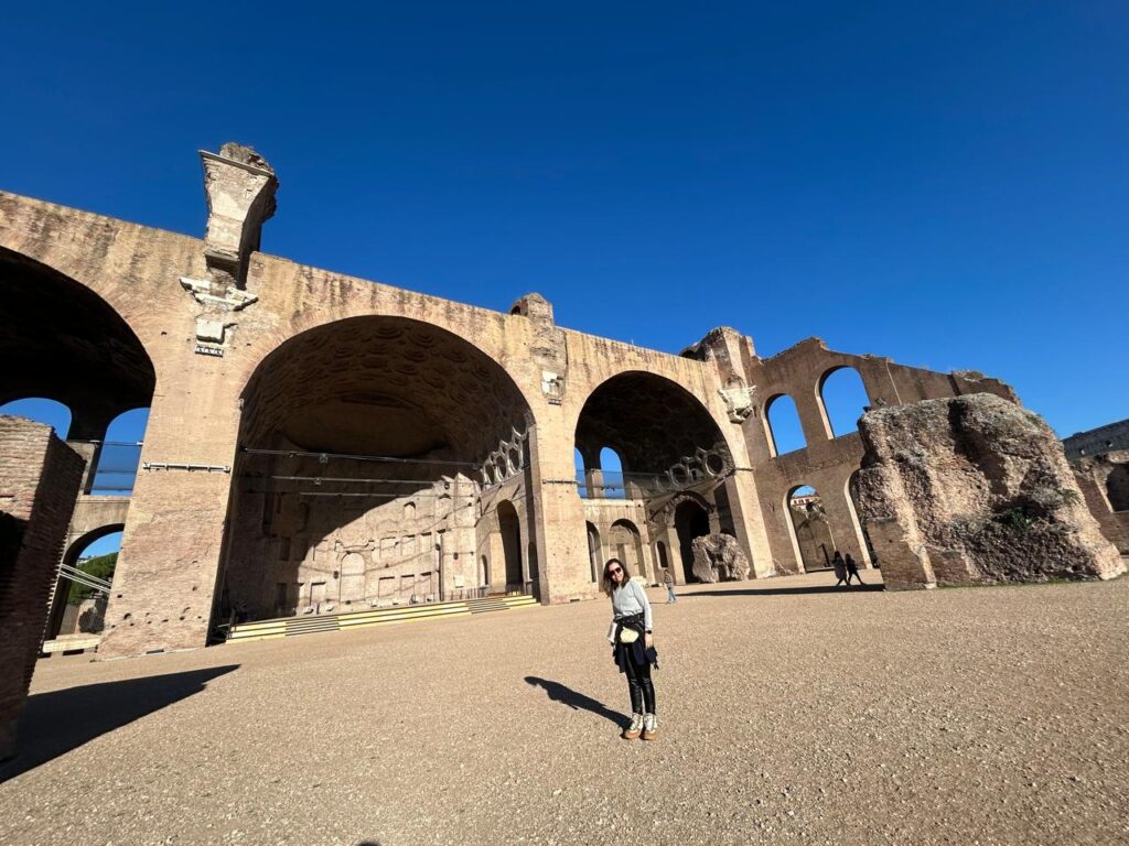 Basílica de Maxêncio no Fórum Romano em Roma