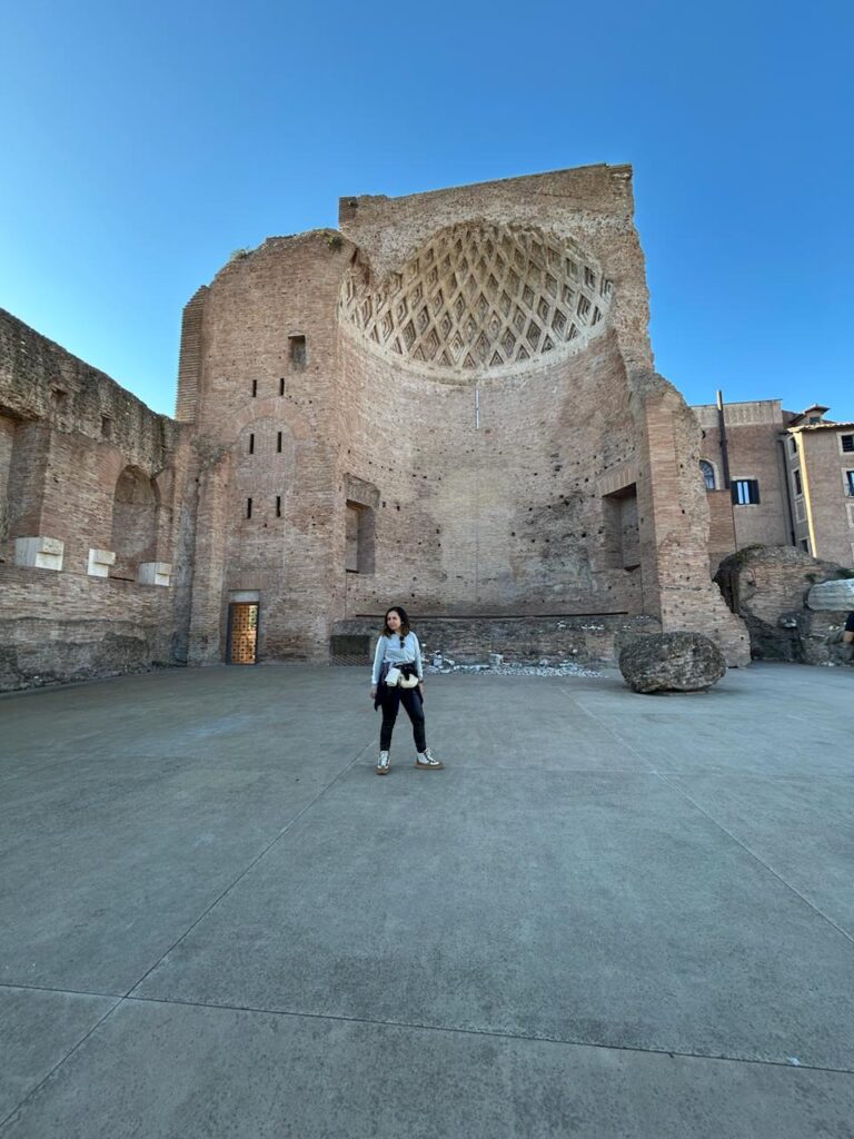 Templo de Vênus e Roma no Fórum Romano em Roma